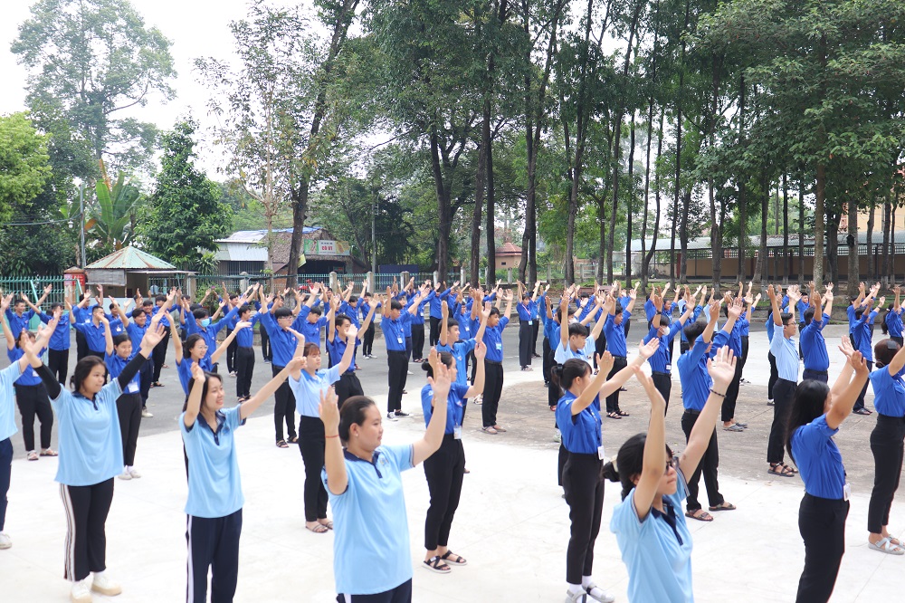 HÌNH ẢNH - Học sinh tập thể dục