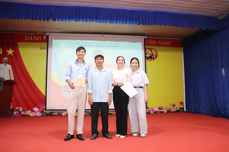 HÌNH ẢNH - Lễ trao giấy chứng nhận hoàn thành chương trình văn hóa 04 môn K40